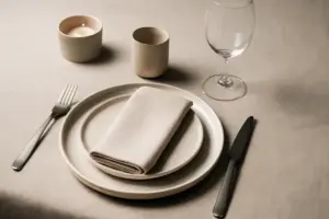 Trend mise en place minimal chic: come ottenere raffinatezza anche nei dettagli